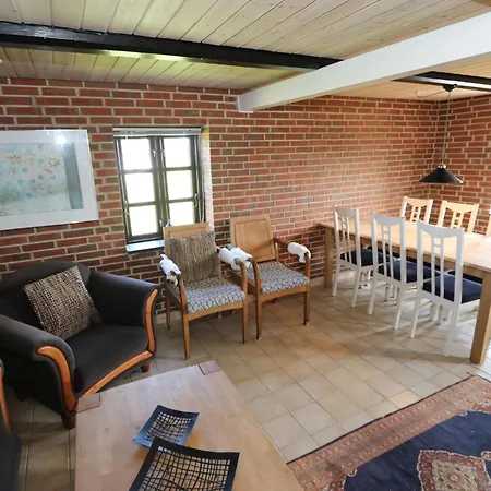 Dejlig Feriehus Med Unik Placering Sj228